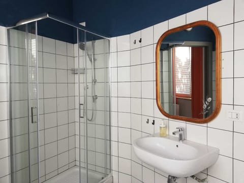 Basic Twin Room, Accessible, Ensuite | Bathroom | Shower, rainfall showerhead, free toiletries, hair dryer