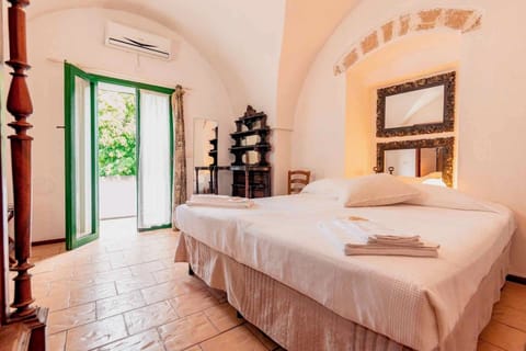 Apartment (Il Fico) | Premium bedding, down comforters, desk, laptop workspace