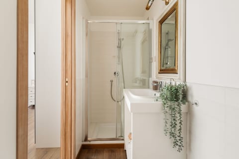 Superior Triple Room, Multiple Beds, Private Bathroom, Sea View | Bathroom | Shower, free toiletries, hair dryer, bidet