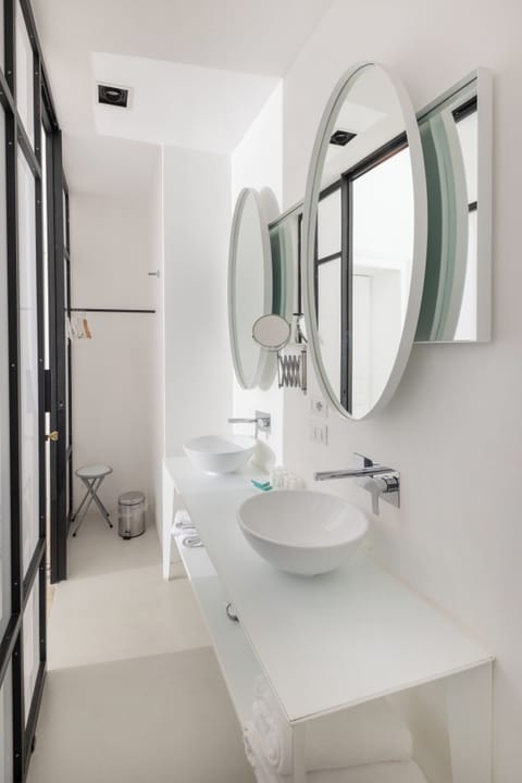 Deluxe Room | Bathroom | Shower, free toiletries, hair dryer, bidet