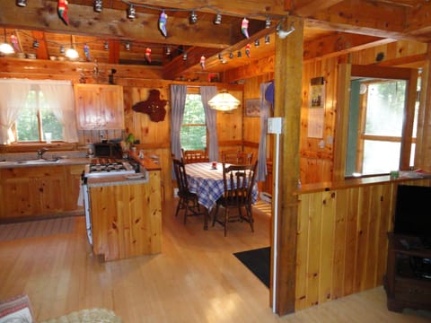 Table extends to fit 6 comfortably