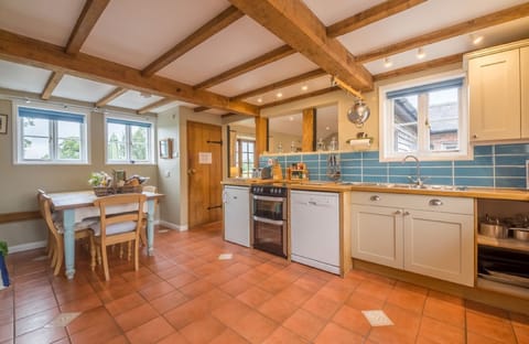 Bearwood House: Spacious kitchen with breakfast table