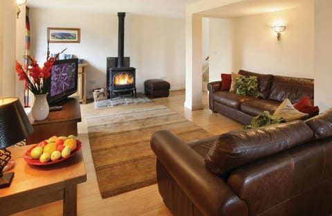 Ground floor: Sitting room with dining area
