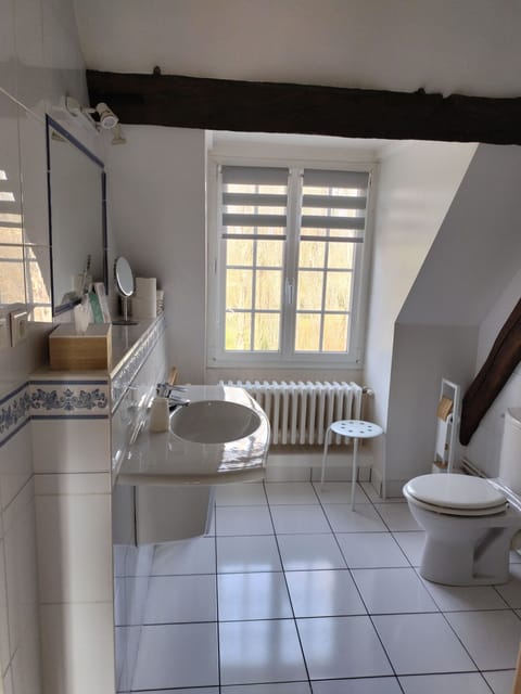 Superior Triple Room, Private Bathroom, River View (Chambre Bourgueil) | Bathroom | Free toiletries, hair dryer