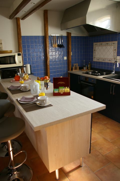 Superior House, Ensuite (gite du moulin de bacchus) | Private kitchen | Shared fridge, microwave