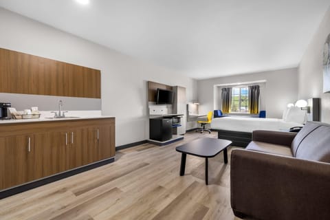 Studio Suite, 1 Queen Bed, Non Smoking | Individually decorated, individually furnished, desk, laptop workspace