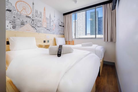 Laptop workspace, soundproofing, iron/ironing board, free WiFi