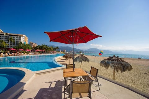 Beachfront condo at Grand Venetian