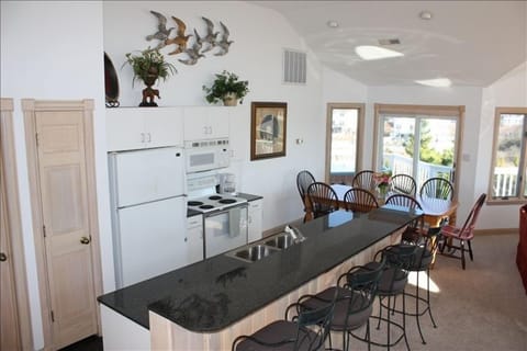 Well-equipped Kitchen & Dining Area