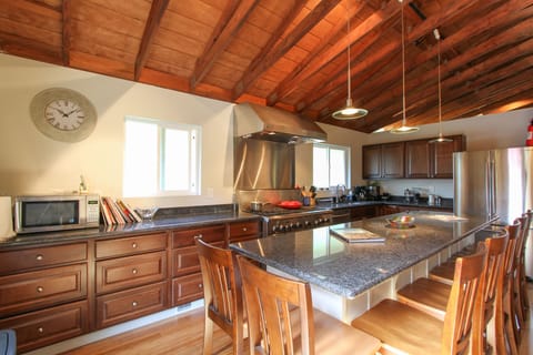 With counter seating.