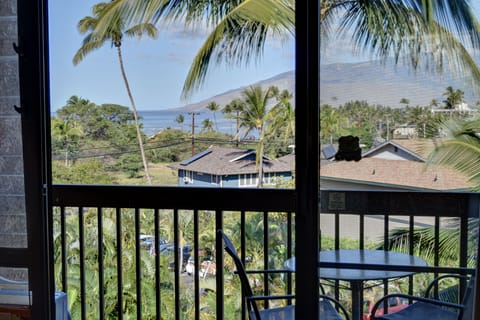 Lanai seating and tropical views
