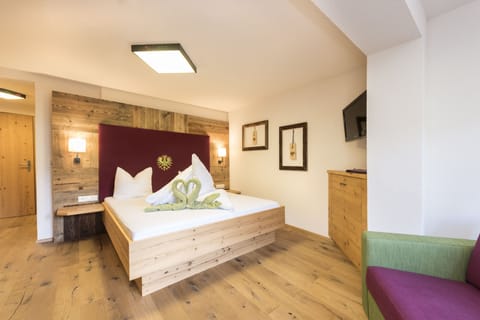 Romantic Double Room (Tirol) | In-room safe, desk, free WiFi, bed sheets