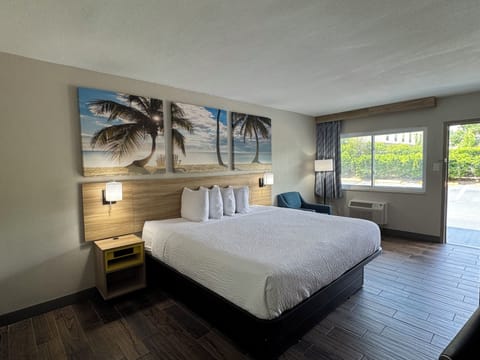 Deluxe Room, 1 King Bed, Non Smoking | Desk, blackout drapes, WiFi (free), bed sheets