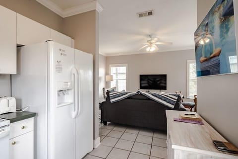 5 Purple Parrot 18CU Living Room and Kitchen