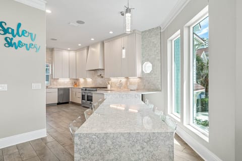 Gourmet kitchen and dining bar (seats 8)