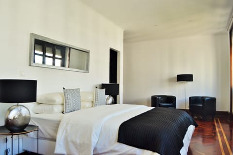 Deluxe Suite | Desk, blackout drapes, soundproofing, iron/ironing board