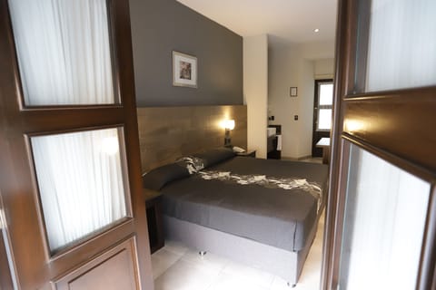 Room, 1 King Bed | In-room safe, desk, free WiFi, bed sheets