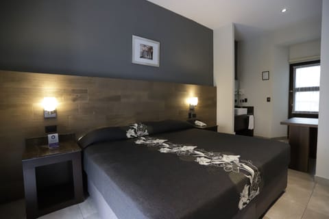 Room, 1 King Bed | In-room safe, desk, free WiFi, bed sheets
