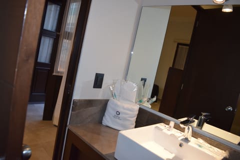 Double Room | Bathroom | Shower, free toiletries, towels