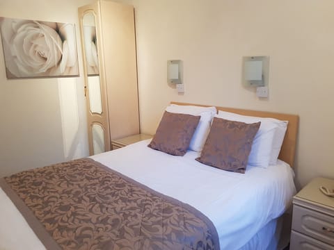 In-room safe, desk, iron/ironing board, cribs/infant beds