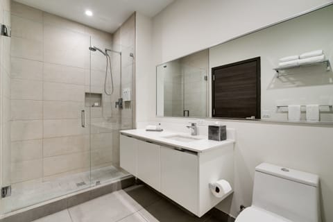 Three Bedroom Suite King Water View | Bathroom | Free toiletries, hair dryer, towels, soap