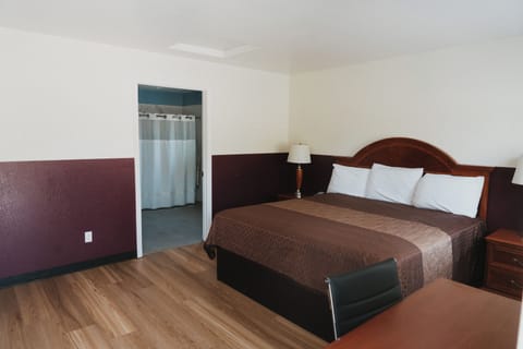 Standard Room, 1 King Bed, Accessible | Iron/ironing board, free WiFi, bed sheets, alarm clocks
