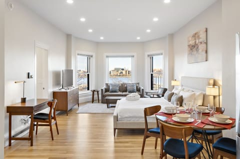 Premium Studio Suite | Premium bedding, desk, iron/ironing board, free WiFi