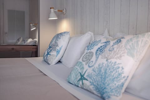 Family Room | Desk, WiFi (free), bed sheets