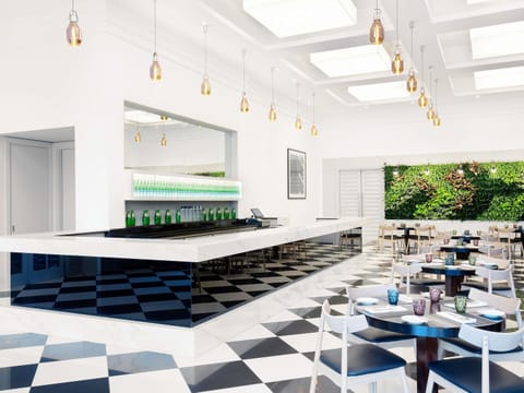 2 restaurants; lunch and dinner served