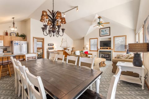 CL535: Good Sun-Stations | Top Level Dining Area