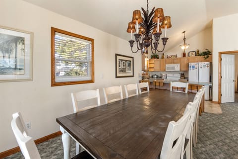 CL535: Good Sun-Stations | Top Level Dining Area