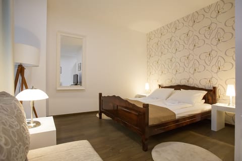 Deluxe Single Room | Minibar, in-room safe, individually furnished, desk