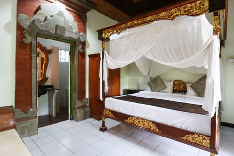 Superior Double Room | Desk, bed sheets