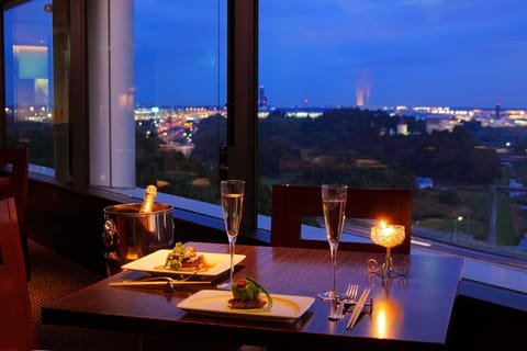 2 restaurants, dinner served