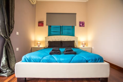 Apartment, Mountain View (Triple Studio) | Minibar, individually decorated, individually furnished, blackout drapes
