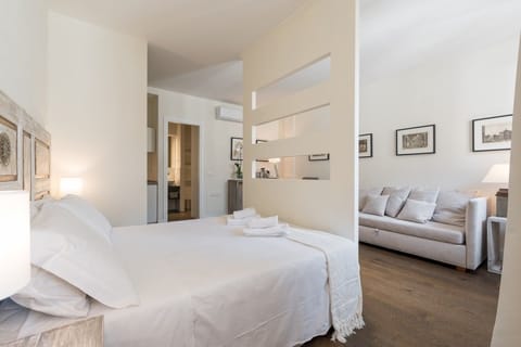 Studio Suite | Living area | Flat-screen TV