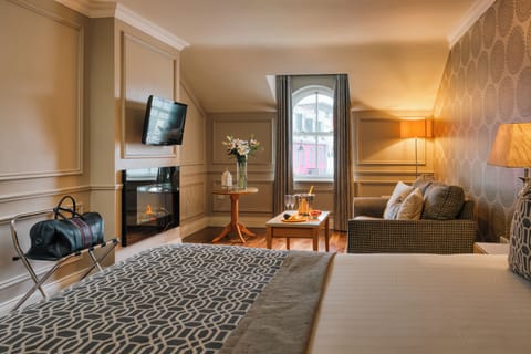 Junior Suite | Premium bedding, in-room safe, desk, iron/ironing board