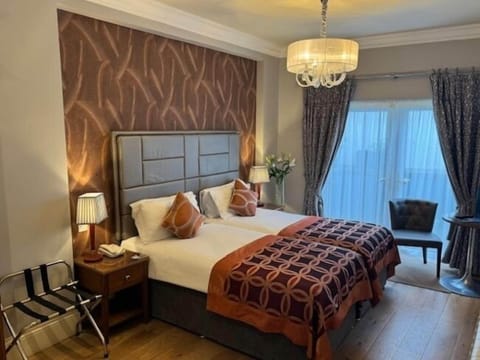 Executive Twin Room | Premium bedding, in-room safe, desk, iron/ironing board