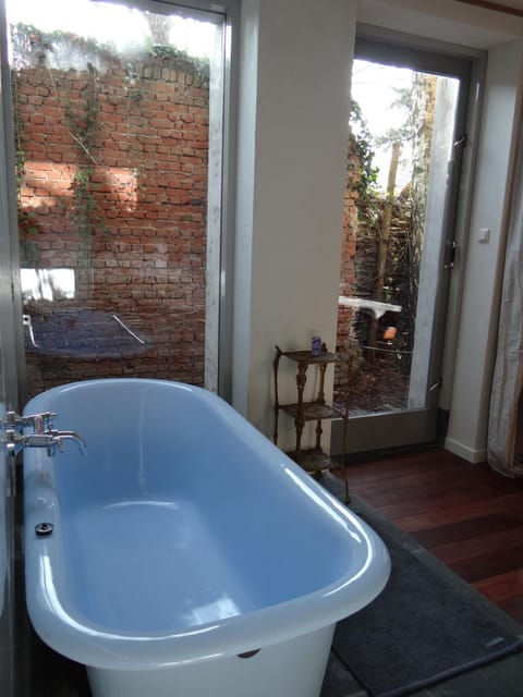 Rainfall showerhead, free toiletries, hair dryer, towels