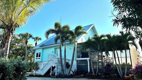 Harbour View - waterfront with dock. Pet friendly