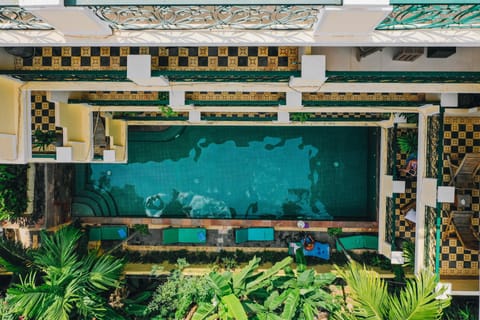 2 outdoor pools