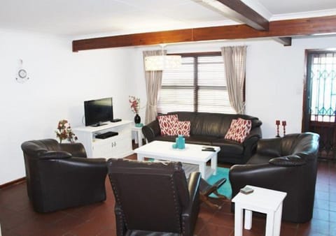 House | Living area | Flat-screen TV, DVD player