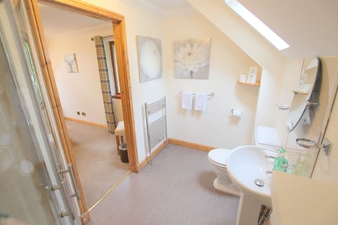 Deluxe Double Room | Bathroom | Towels