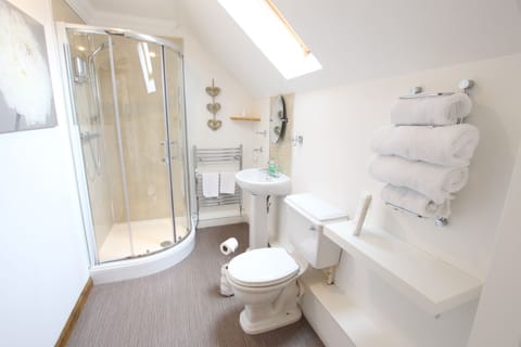 Deluxe Double Room | Bathroom | Towels