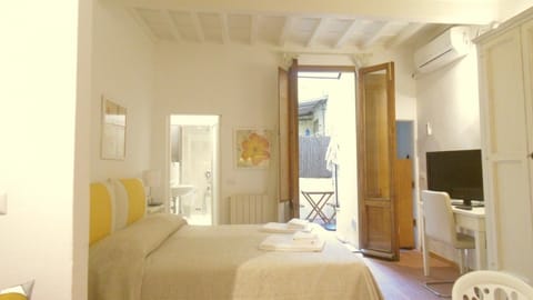Studio | Living area | TV