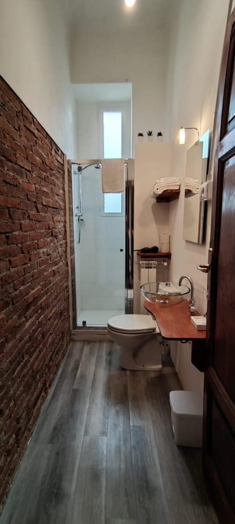 Double Room | Bathroom | Separate tub and shower, free toiletries, hair dryer, towels