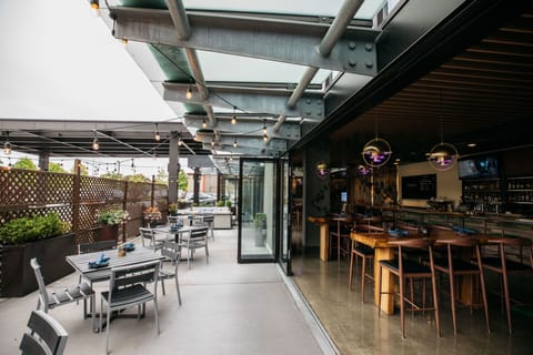 Breakfast and dinner served