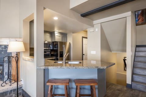 Breakfast bar seating for 2 at the kitchen counter