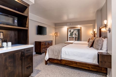 2 queen beds in this hotel room style lock-off