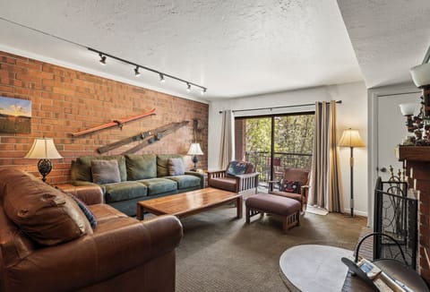 Park Station 121 has a living room with comfortable furnishings and wooden skis on the wall.